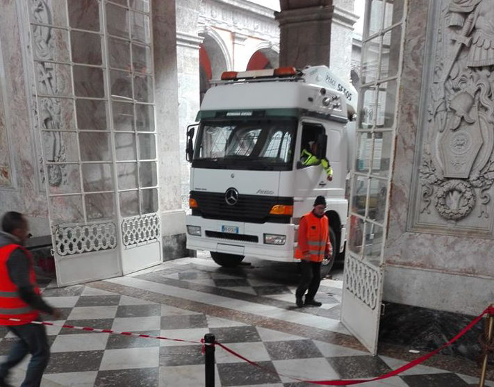 Napoli, la denuncia dei Verdi: ‘Camion entra a Palazzo Reale, qualcuno spieghi’