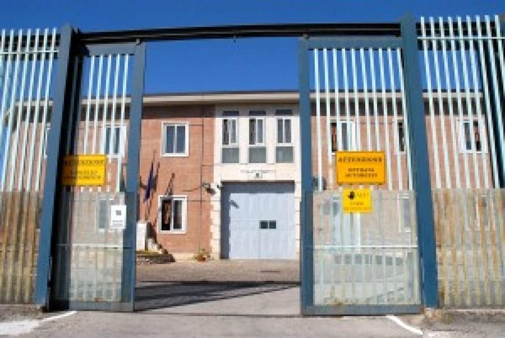 Blitz nelle celle dei boss a Foggia e Bellizzi: trovati 19 cellulari, numerose sim, droga e coltelli