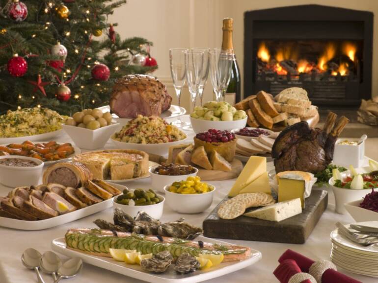 Quarta ondata covid: massimo 8 a tavola a Natale e shopping contingentato