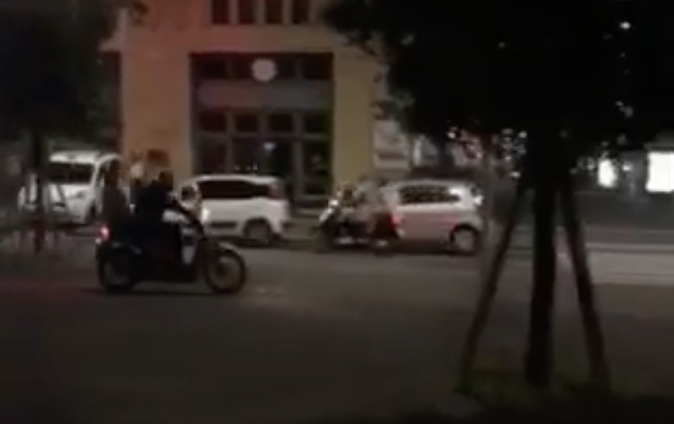 Napoli, centauri seminano il panico a Piazza Municipio. IL VIDEO VIRALE SUL WEB