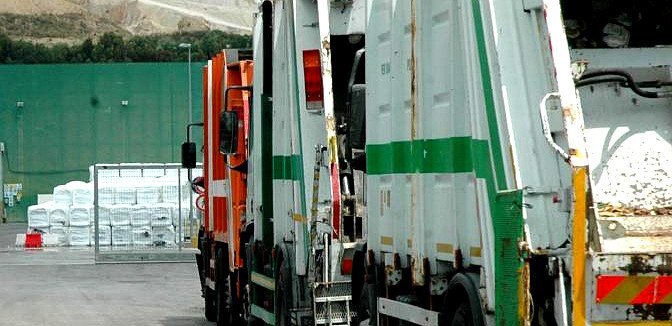 Napoli, tragedia sfiorata a Ponticelli: container cade su camion Nu, autista illeso e sotto choc