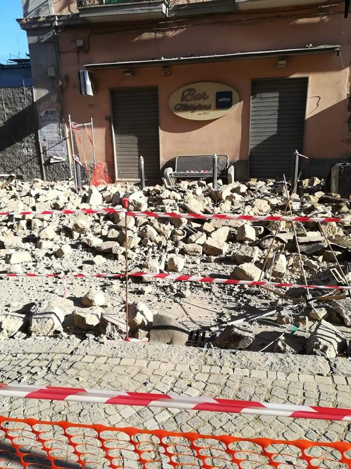 Napoli, tragedia sfiorata a Barra: crolla un cornicione in strada. L’allarme dei Verdi: ‘La sicurezza degli edifici è un obbligo’