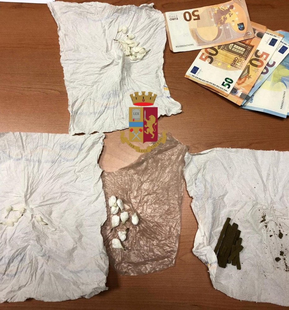 Afragola: la polizia arresta 2 spacciatori e sequestra 11 grammi di droga