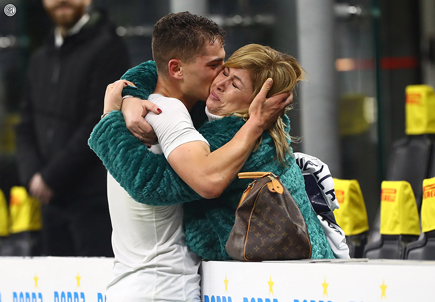 L’Inter posta l’abbraccio di Esposito con la mamma sul proprio profilo twitter e la foto diventa virale