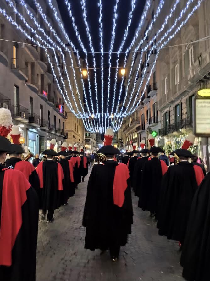 Napoli, esibizione della Fanfara dei carabinieri in centro tra i turisti