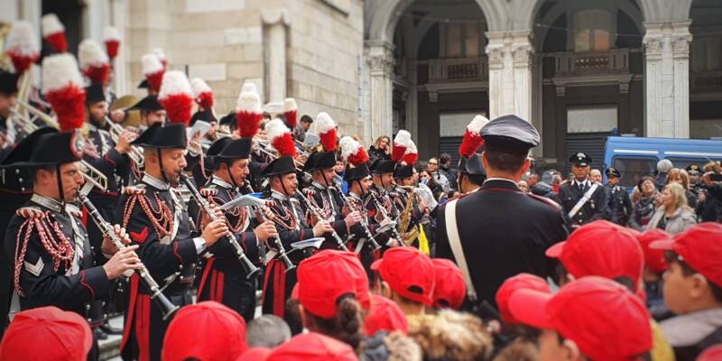 napoli: successo per la fanfara dei carabinieri a forcella e al duomo