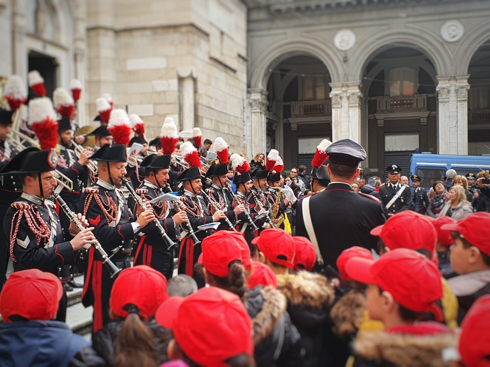 Napoli: successo per la fanfara dei carabinieri a Forcella e al Duomo