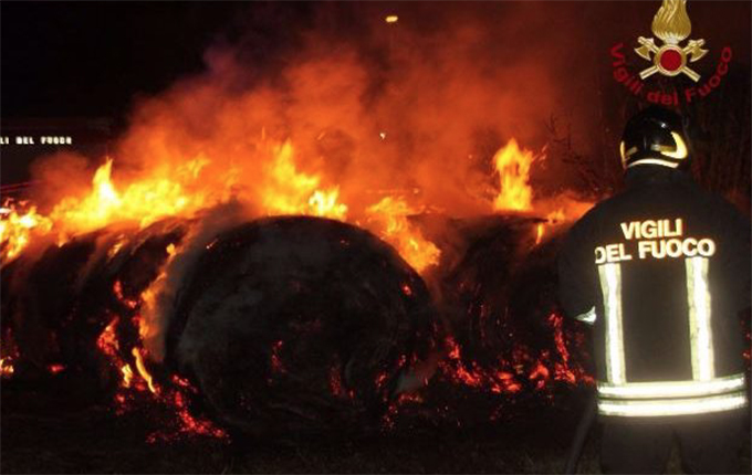 Nuovo incendio nel Salernitano: in fumo 400 rotoballe stipate presso il cimitero di Polla