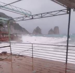 Il vento scoperchia le biglietterie degli aliscafi a Capri. Ischia e Procida isolate