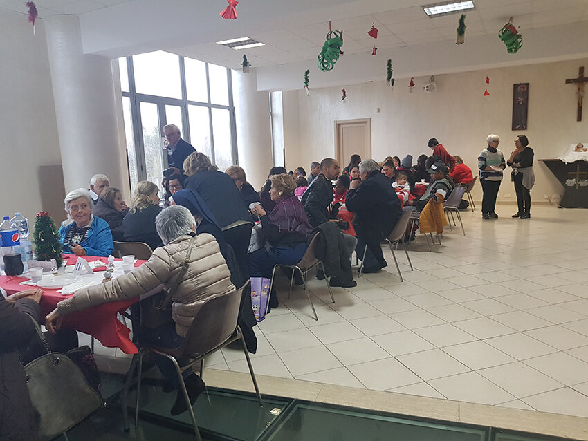 Pranzo di Natale a Pianura, 150 persone alla festa del quartiere