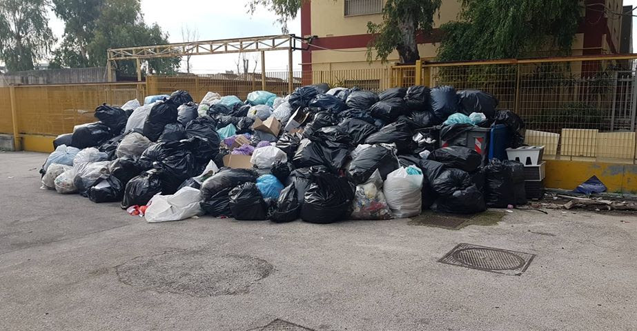 Prosegue la crisi dei rifiuti a Napoli, persistono i cumuli di immondizia in strada: le foto del degrado e dell’inciviltà