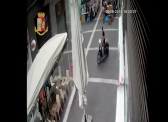 Napoli, turista rapinata e ferita in via Toledo: arrestati in due. IL VIDEO