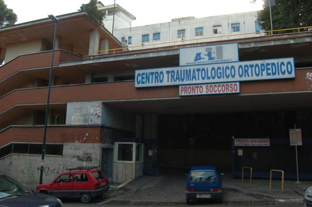 Napoli, panico al Cto: dottoressa picchiata dal figlio di un paziente deceduto