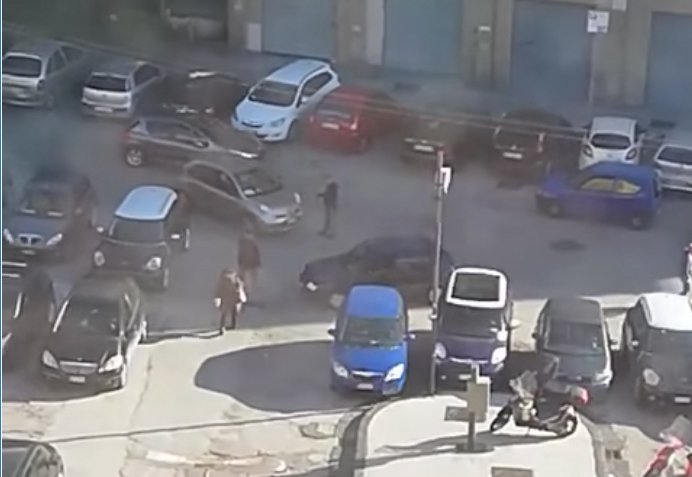 Napoli,  il piazzale dinanzi l’ingresso del Pronto Soccorso del Loreto Mare è invaso dalle auto dei parcheggiatori abusivi