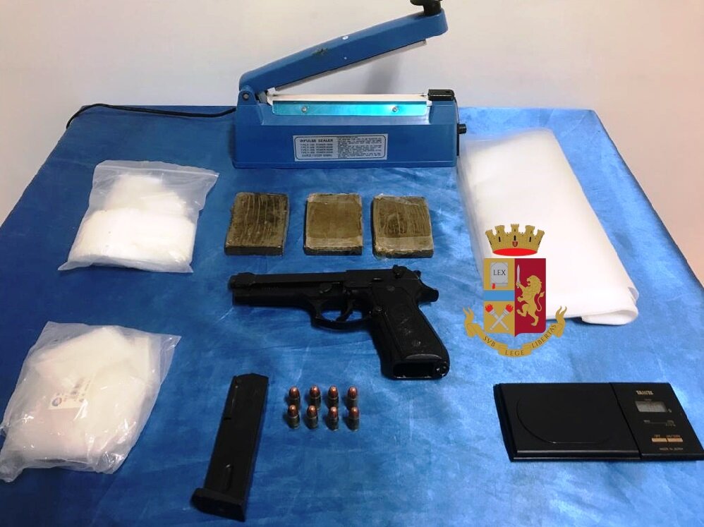 Napoli, droga e pistola recuperate dalla polizia nel ‘Grattacielo’ di Pianura