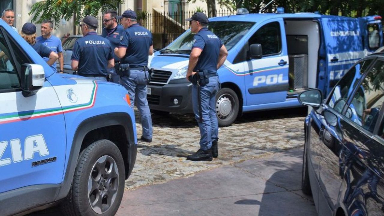 Napoli, la polizia recupera 255 dosi di cocaina in uno stabile al Pallonetto