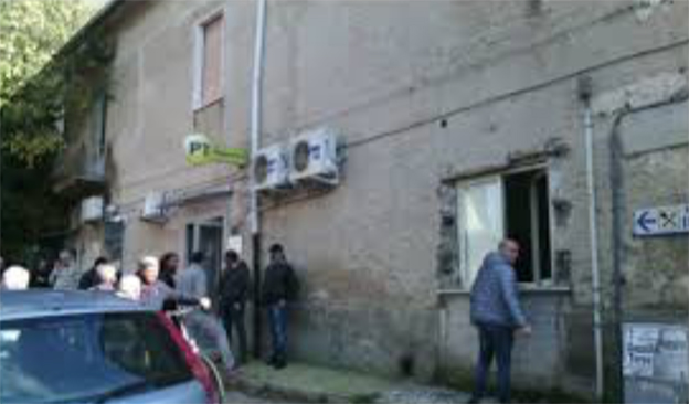 Secondo colpo a un ufficio postale di Caserta: banditi messi in fuga dal direttore