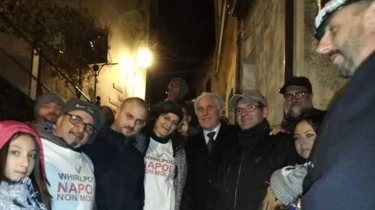 Operai ex Ilva e Whirlpool inaugurano presepe Pietrelcina