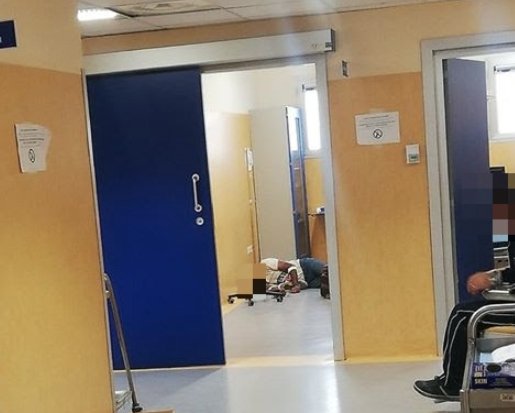Pronto Soccorso dell’ospedale ‘Moscati’ di Aversa, paziente lasciato a terra dagli infermieri con il lavaggio attaccato al braccio