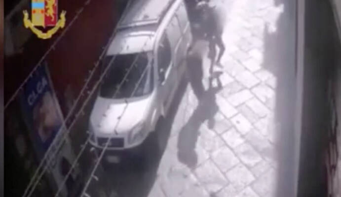 violenta rapina ai danni di un’anziana: arrestato scippatore dei quartieri spagnoli. il video