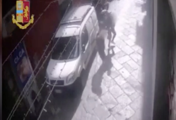 Violenta rapina ai danni di un’anziana: arrestato scippatore dei Quartieri Spagnoli. IL VIDEO