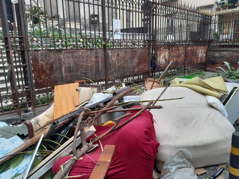 Napoli, emergenza rifiuti: non si salvano neanche i luoghi di culto: discarica a cielo aperto dinanzi la chiesa di Gesù e Maria
