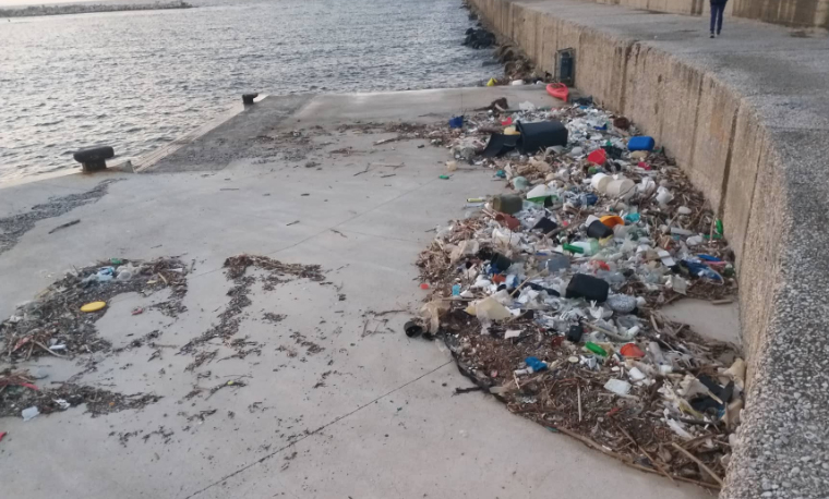 Monte di Procida, il porto di Acquamorta invaso da plastica e polistirolo dopo una mareggiata: i rifiuti sono lì da quasi tre settimane