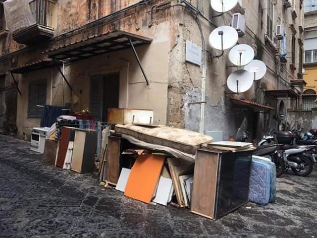 Napoli, proteste a Materdei: rifiuti abbandonati da due settimane in strada