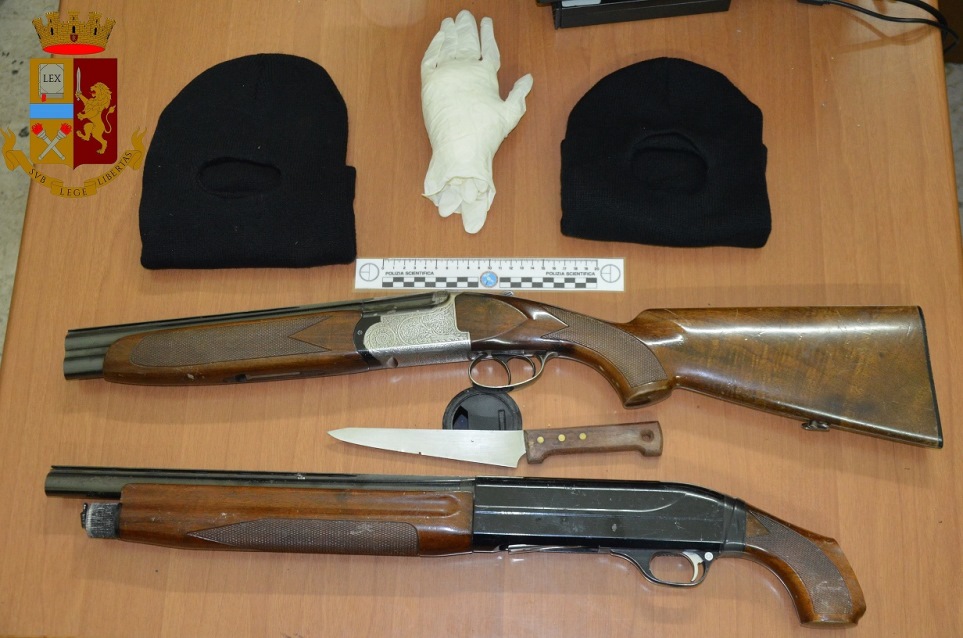 Castel Volturno, la polizia sventa un agguato: trovata auto rubata con armi, passamontagna e guanti