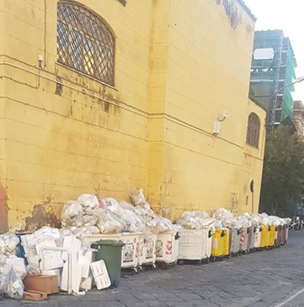 Napoli, ospedale vecchio Policlinico ‘addobbato’ con cumuli di spazzatura