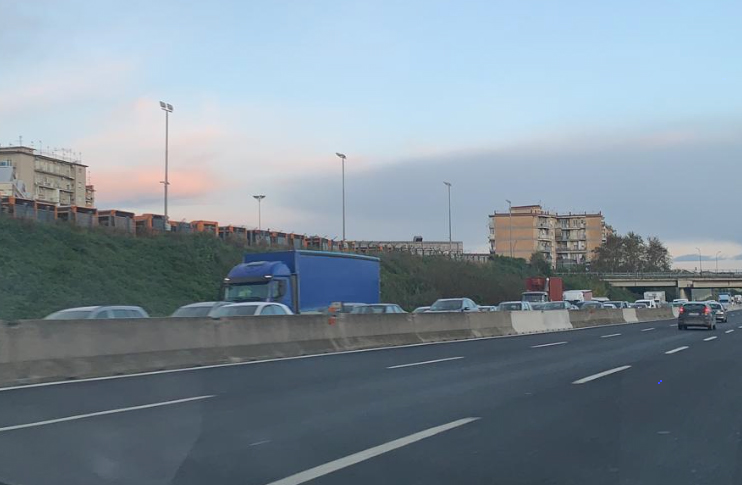 Napoli, incidente in Tangenziale: coinvolta auto della polizia, traffico bloccato all’uscita del Centro Direzionale
