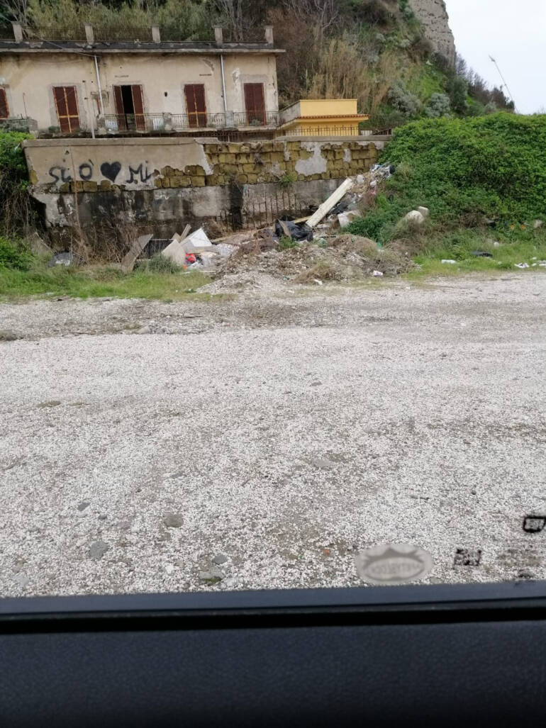 Napoli, ex Lido Pola a Coroglio trasformato in un’enorme discarica abusiva