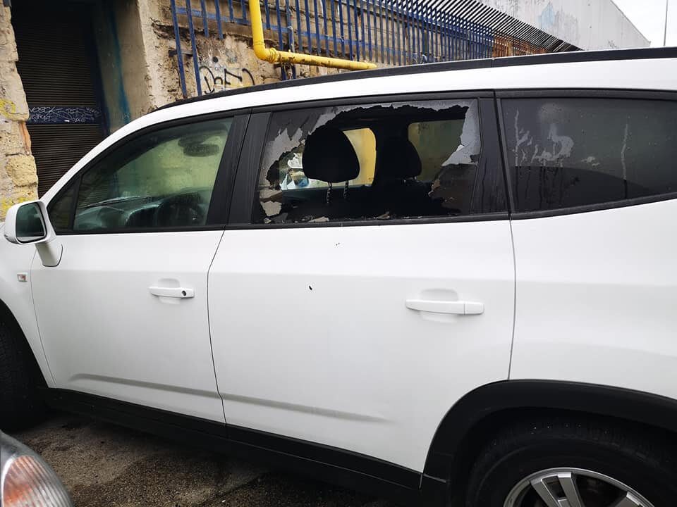 Napoli, raid nella notte a Fuorigrotta, depredate decine di auto: vetri rotti e danni ingenti