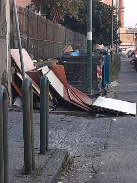 Continua la crisi dei rifiuti a Napoli, e gli incivili aggravano la situazione