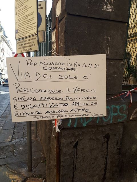 Napoli, avvisi stradali su cartone in Via Del Sole