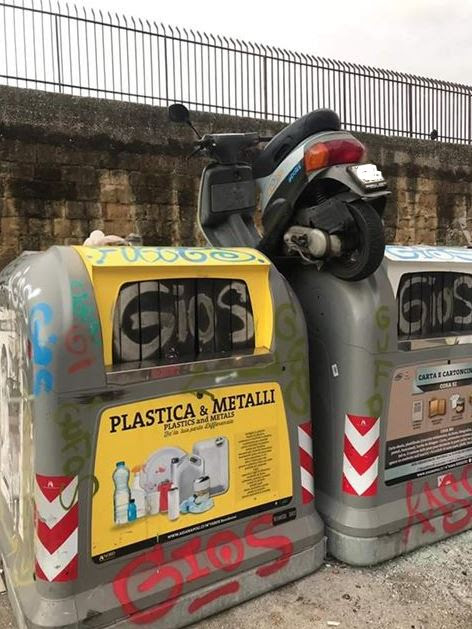 Vergogna a Napoli Est, scooter incastonato tra due contenitori della raccolta differenziata