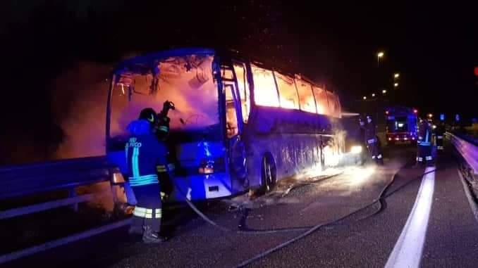 In fiamme un bus di Pellegrini di ritorno da San Giovanni Rotondo: nessun ferito