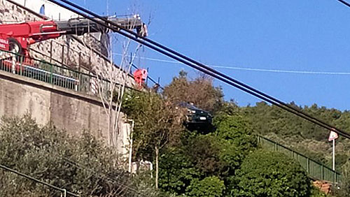 Tragedia sfiorata questa mattina a Salerno: auto giù dal viadotto Gatto.