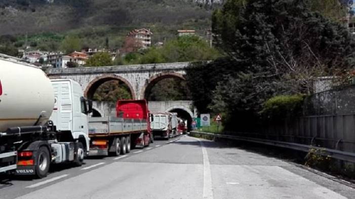 Incidente tra tre auto sulla Avellino-Salerno: gravi i feriti. Indagini in corso