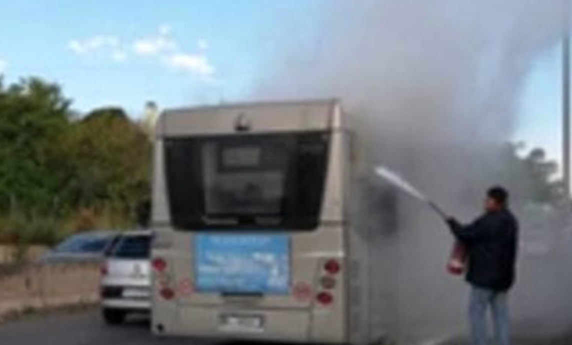 Bus in fiamme nel Casertano: il rogo è stato domato dall’autista con un estintore