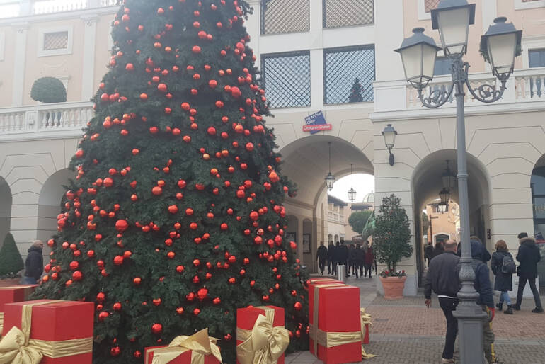 A La Reggia Outlet è boom di presenze per il primo giorno di saldi ‘griffati’