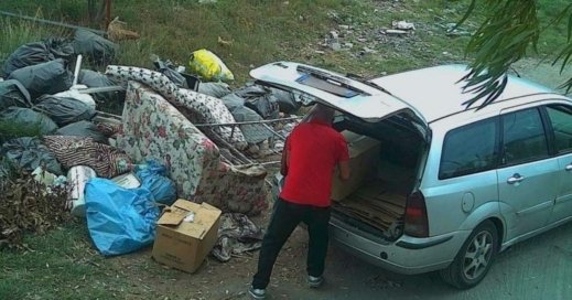 Napoli, abbandona in strada 2 tonnellate di imballaggi: denunciato