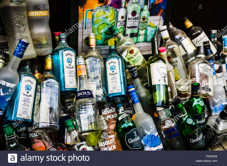 Salerno, vende alcolici a minori: bar chiuso per 15 giorni