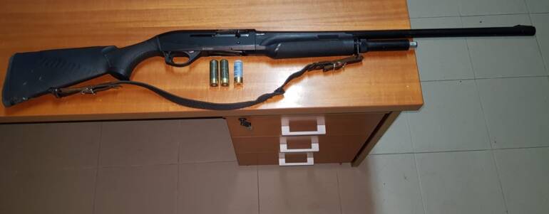 Sorpreso con il fucile con tre colpi in canna pronto a sparare nella giornata di silenzio venatorio: sequestrata l’arma e denunciato il cacciatore