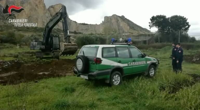 Inquinamento ambientale e gestione illecita di rifiuti speciale: 10.000 mq. di terreno agricolo sequestrato