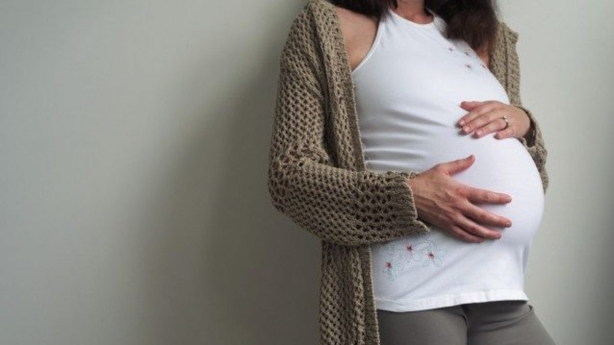 Si inventa sedici gravidanze in 20 anni per non lavorare: maxi truffa all’Inps