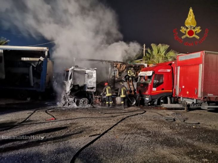 Incendio in un deposito automezzi pesanti, interessate le motrici di tre Tir: indagine dei carabinieri in corso