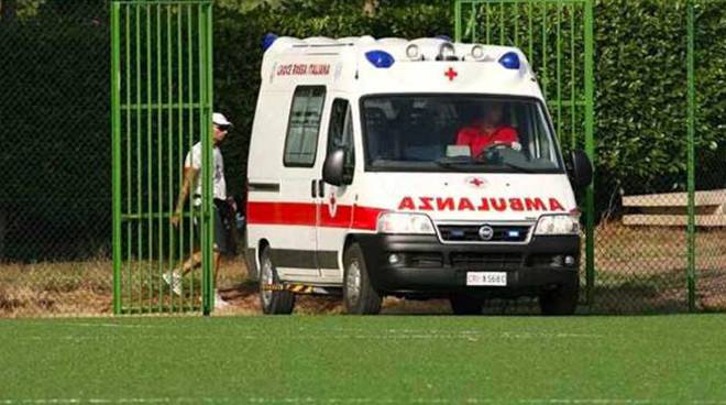 Giovane calciatore colpito alla testa durante la gara finisce in ospedale