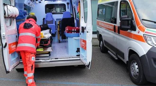 Napoli, paga 380 euro un’ambulanza privata per essere trasportata dal Cotugno a via Piave. Interrogazione di Borrelli