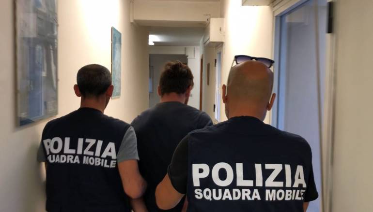spara contro la casa della moglie, napoli